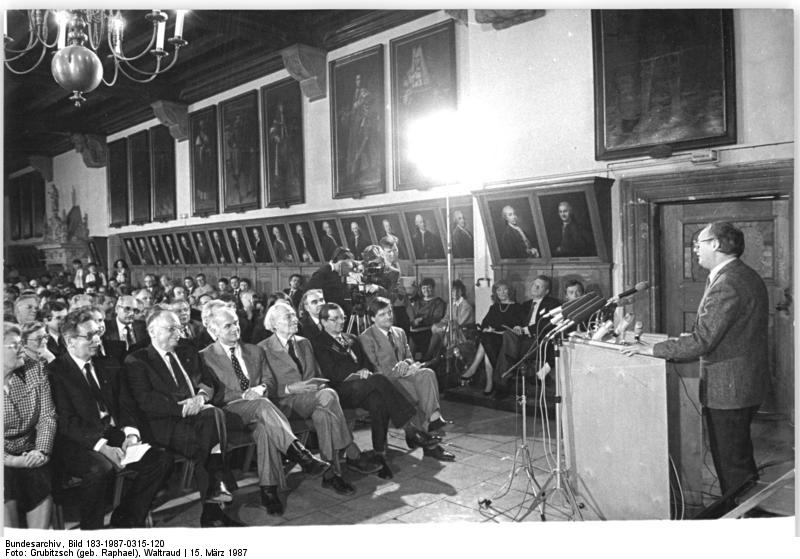 Frühjahrsmesse-Buchmesse Leipzig © Bundesarchiv, Bild 183-1987-0315-120, Foto: Grubitzsch (geb. Raphael), Waltraud (CC BY-SA 3.0 DE)