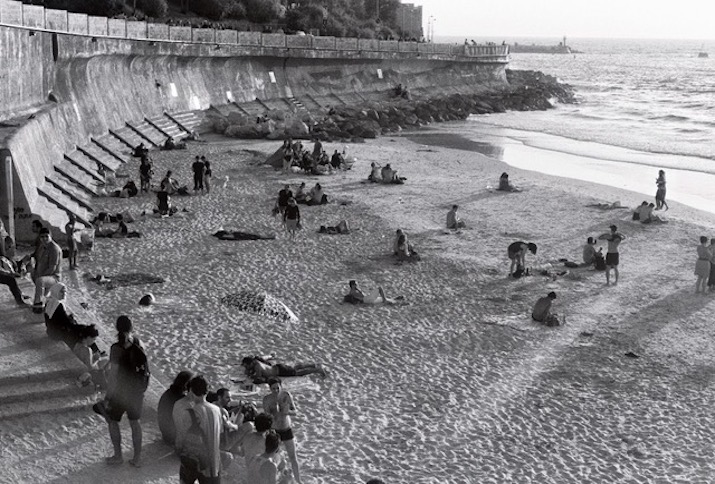 Jüdische und arabische Israelis am Strand von Jaffa