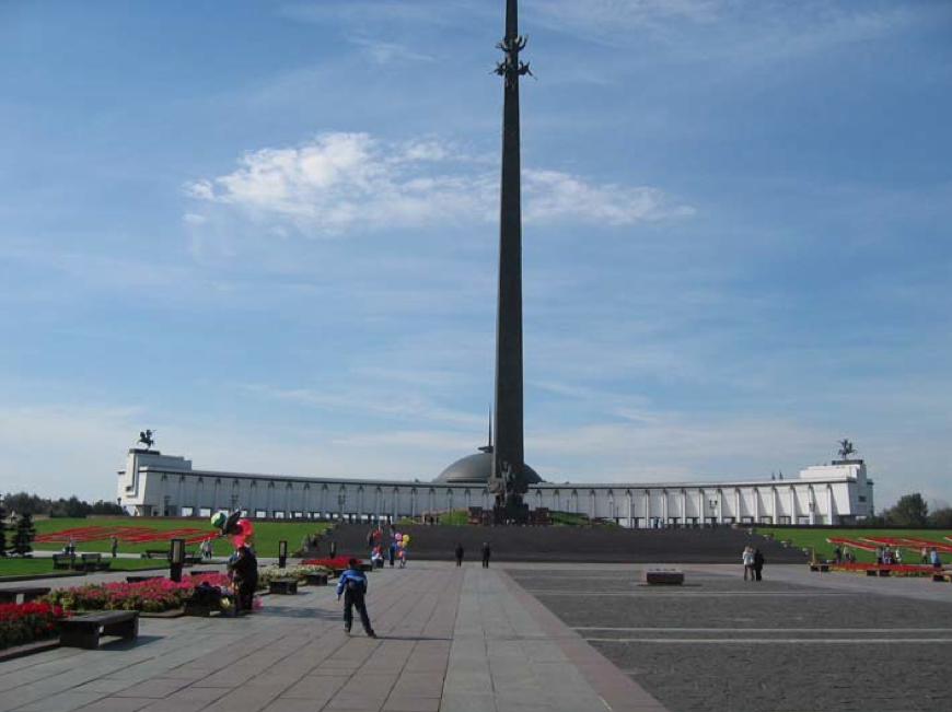 Aufgang zum „Siegespark“ (Park Pobedy) mit Obelisk  von Z. Cereteli und Hauptgebäude (© Lars Karl)