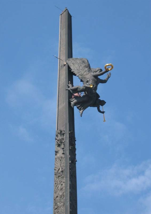 ... und die Siegesgöttin Nike an dessen Spitze (Obelisk von Z. Cereteli) (© Lars Karl)