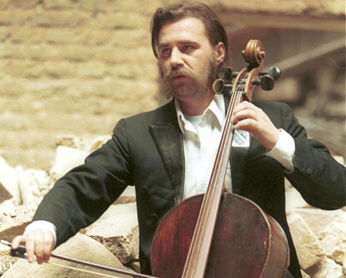 Vedran Smajlović, der Cellist von Sarajevo in der zerstörten Nationalbibliothek, Sarajevo 1992 (Foto: Mikhail Evstafiev)