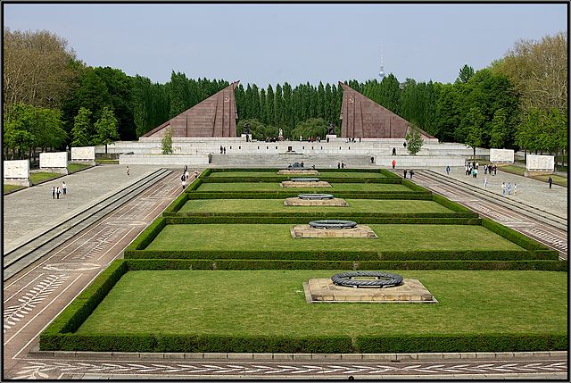 © Oleg Seifert | WikimediaCommons CC BY 3.0. Titel: Sowjetisches Ehrenmal, Berlin, Treptower Park