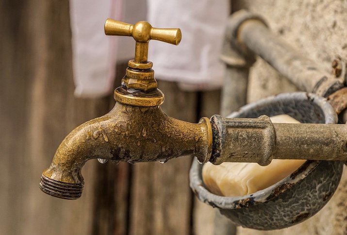 Wasserhahn und Seife