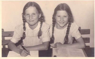 Julia (r.) und ihre Schwester 1949/1950 Oldenburg