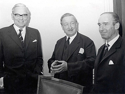 Hermann Josef Abs (1901–1994), von 1957 bis 1967 Sprecher der Deutschen Bank, mit seinen Nachfolgern Karl Klasen (1909–1991; l.) und Franz Heinrich Ulrich (1910–1987; r.) im April 1967. Abs war von 1938 bis 1945 Vorstandsmitglied der Bank und in dieser Funktion für Zwangsverkäufe jüdischer Unternehmen mitverantwortlich. © Fotograf: Unbekannt | Quelle: Deutsche Bank AG, Kultur und Gesellschaft, Historisches Institut, Frankfurt am Main | Wikimedia Commons, CC BY-SA 3.0