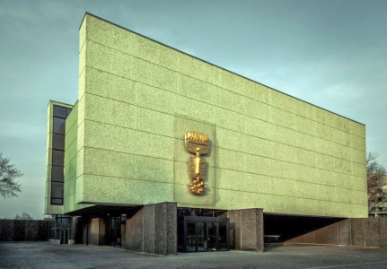 Die zwischen 1960 und 1963 errichtete Gedenkkirche Maria Regina Martyrum in Berlin.