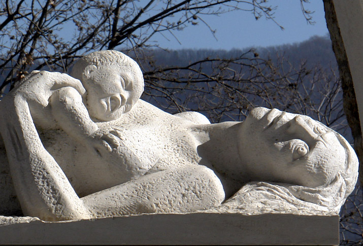 Sant' Anna di Stazzema, Skulptur Mutter und Kind (im Mahnmal)