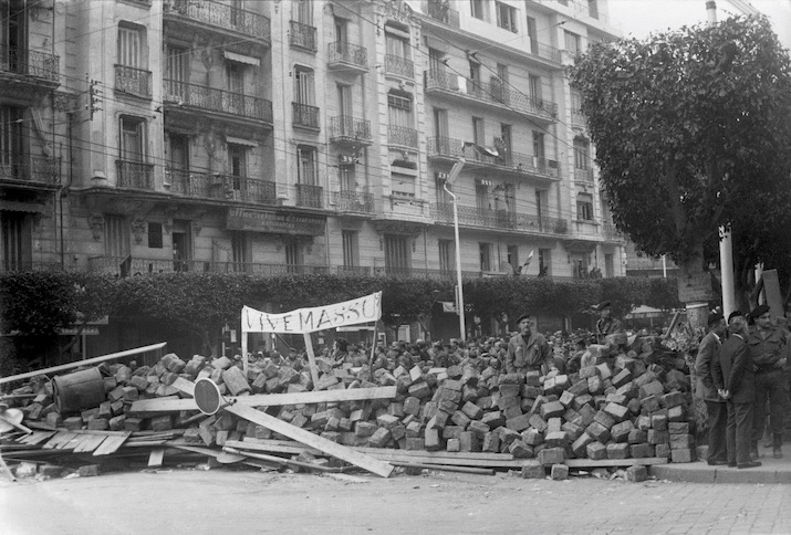 Strassen-Barrikade in Algier 1960, errichtet von Gegnern der FLN zur Unterstützung des franz. Generals Massu