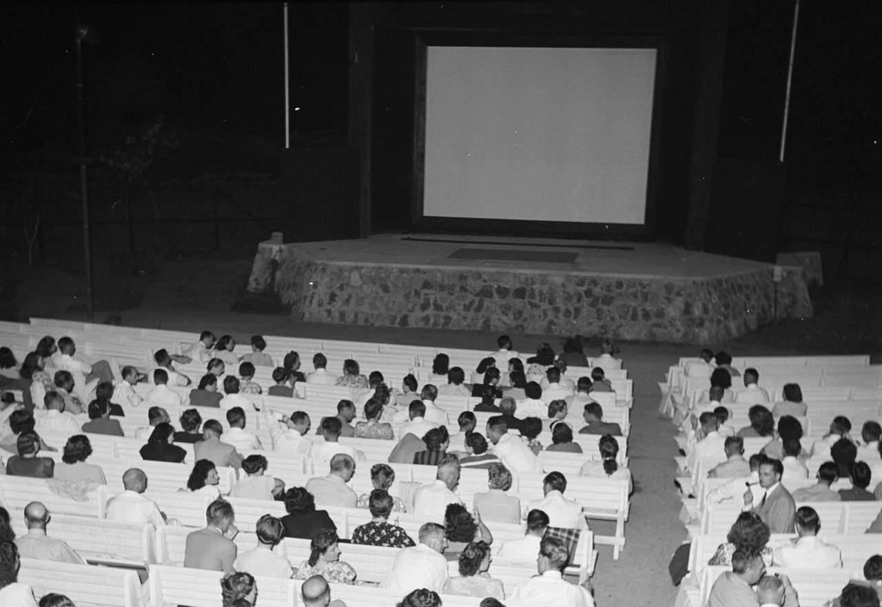 Blick auf die dunkle Leinwand im Freiluftkino auf Curaçao