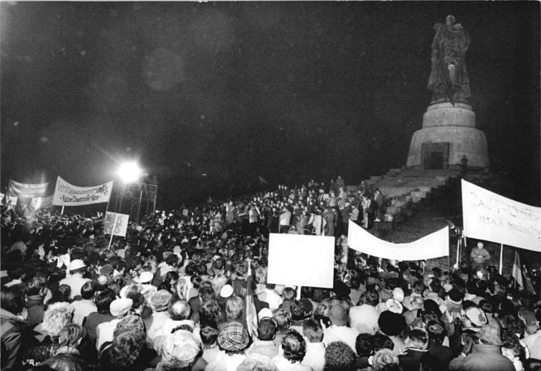 Demonstrationen am Sowjetischen Ehrenmal, 3.1.1990