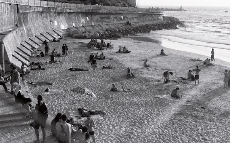 Jüdische und arabische Israelis am Strand von Jaffa