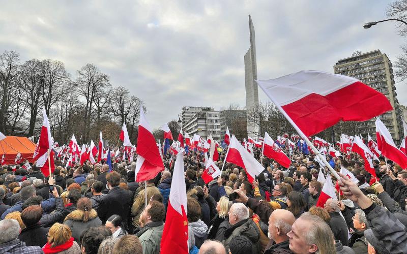 Eine vom „Komitee zur Verteidigung der Demokratie“ (Komitet Obrony Demokracji, KOD) organisierte Demonstration vor dem Sejm in Warschau im Dezember 2015. Foto: Adrian Grycuk, Wikimedia Commons, CC BY-SA 3.0 PL