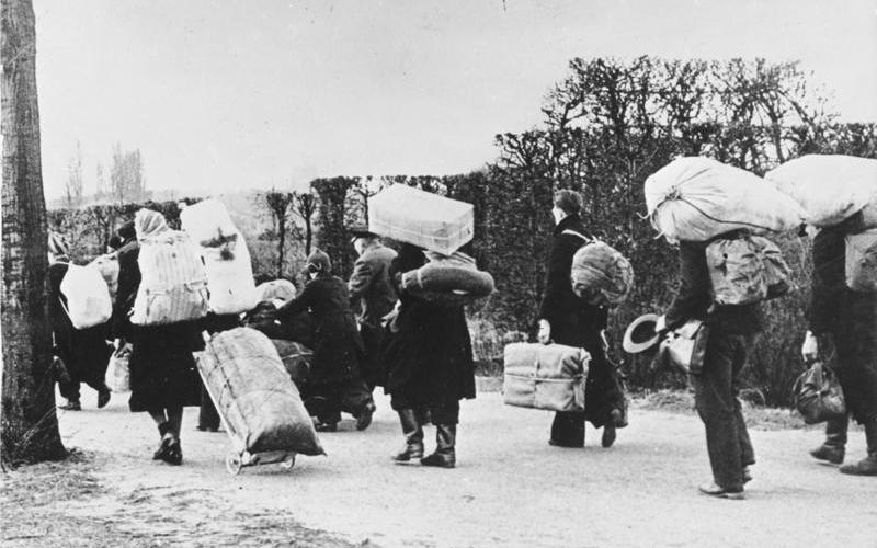 Flüchtlinge 1945. In Richtung Westen bewegen sich die zahllosen Flüchtlinge © Bundesarchiv, Bild 146-1985-021-09, Fotograf: unbekannt. Quelle: Wikimedia Commons (CC-BY-SA 3.0 DE), User: Thgoiter. Datum: 12.01.2014.