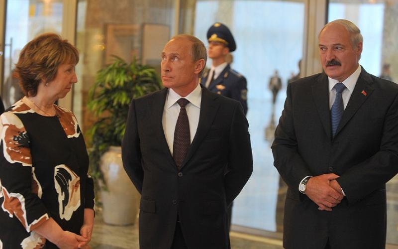 Russian President Vladimir Putin speaks to EU High Representative for Foreign Affairs and Security Policy Catherine Ashton as Belarus President Alexander Lukashenko looks on before the meeting of the presidents of the Customs Union countries with the Ukra