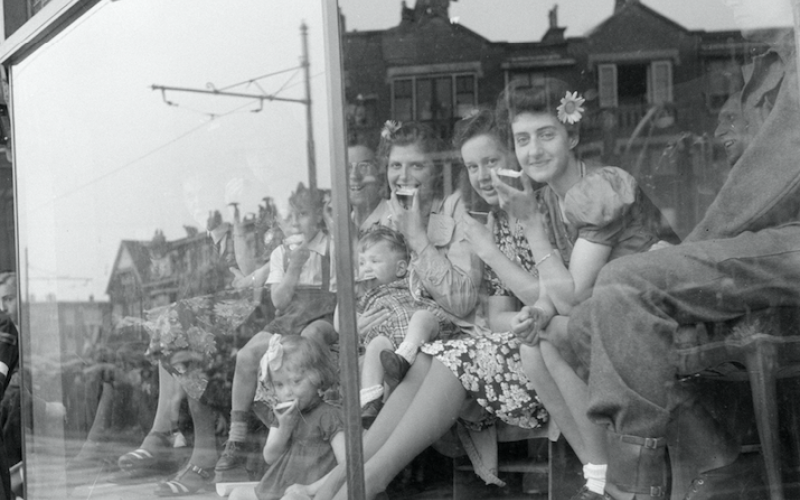 Lachende Mädchen im Schaufenster nach der Befreiung der Niederlande 1945