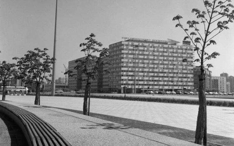  Ost-Berlin, Alexanderplatz Ecke Otto-Braun-Straße (ehem. Hans-Beimler-Straße) Blick auf das Haus der Statistik