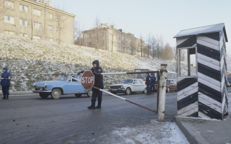 Die Grenze zwischen Estland (Narva) und Rußland (Ivangorod) am 1. Dezember 1991, Foto: Sergey KompanichenkoRIA Novosti archive, image #472705 / Sergey Kompanichenko / CC-BY-SA 3.0 (http://creativecommons.org/licenses/by-sa/3.0)], via Wikimedia Commons 