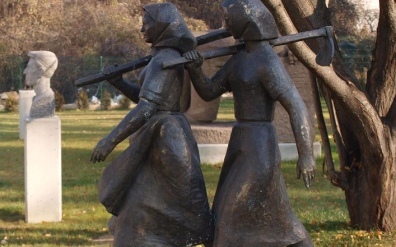 Skulptur im Park des Museums für sozialistische Kunst in Sofia - Mitarbeiter des TKZS