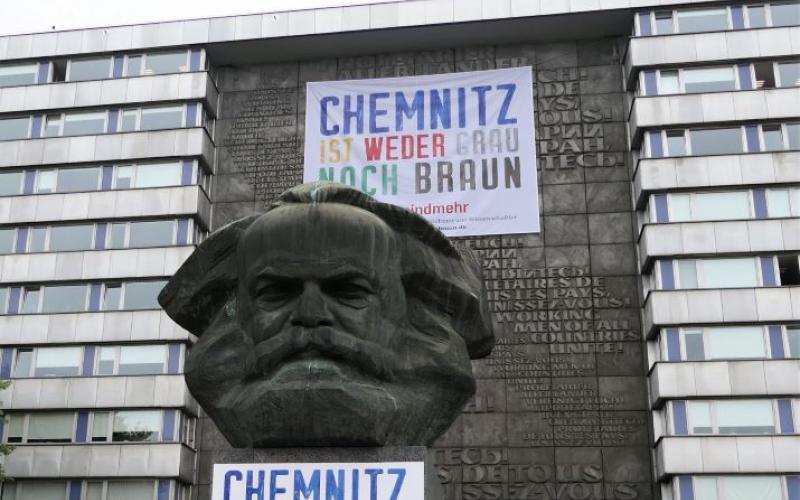 Karl-Marx-Denkmal - Aktionsbündnis "Chemnitz ist weder grau noch braun"