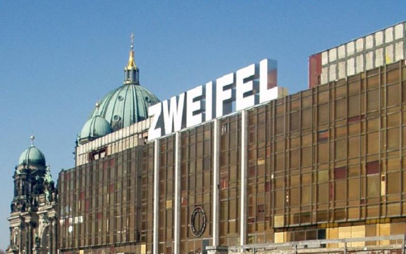 Palast der Republik 2005 mit einer großen Überschrift "Zweifel"