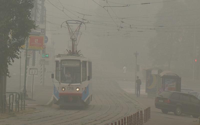 Tram fährt durch den von Torfbränden verursachten Rauch in Moskau