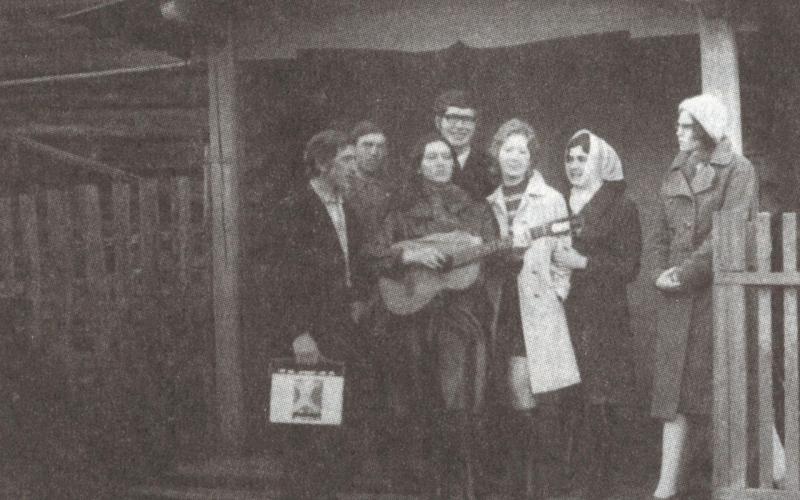 Enthusiasten der lokalen Laienspielgruppe nach der Probe vor dem Dorfklub, 1975