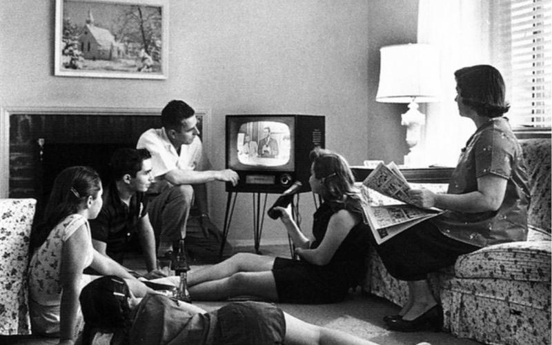 Familie beim Fernsehen, ca. 1958