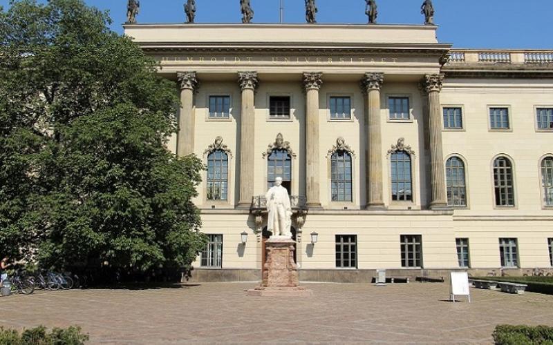 Foto: Frontansicht des Hauptgebäudes der Humboldt-Universität Unter den Linden.