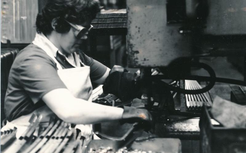 Eine Frau arbeitet in der AWE-Schmiede © Stiftung automobile welt eisenach