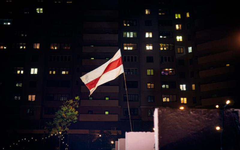 Flagge der belarusischen Opppsition in der Nacht