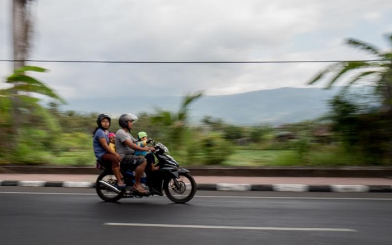 Auf Scooter fahrende Familie, Bali