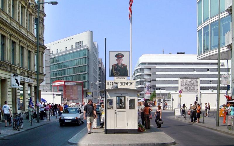 Foto: Checkpoint Charlie aus der Perspektive der ehemaligen US-Zone auf die ehemalige Sowjetzone