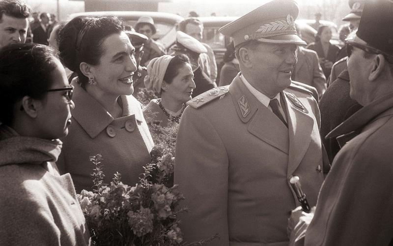 Tito und seine Frau Jovanka mit dem indonesischen Präsidenten Sukarno bei den Höhlen von Postojna, April 1960