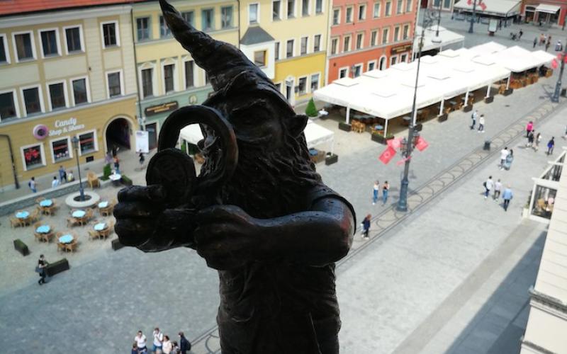 Blick auf den Ring in der Altstadt Breslaus aus dem 4. Stock des Kaufhauses Feniks. Der Zwerg Kolekcjoner (Sammler) betrachtet hier über dem Kern der Stadtlandschaft seine wertvolle Schatzsammlung unter der Lupe. (Foto: J. Stoklasa)