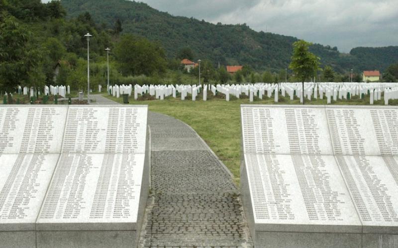 Grabmale in der Gedenkstätte Srebrenica/Potočari in Bosnien und Herzegowina (2008)