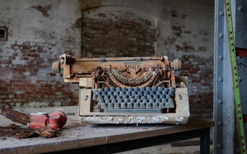 Foto: Schreibmaschine in einer verlassenen Fabrik, Sommer 2019. © Annette Vowinckel.