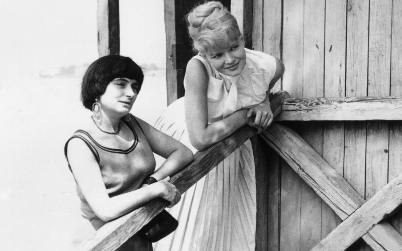 Die französische Regisseurin Agnes Varda (links) mit der französischen Schauspielerin Corinne Marchand bei den Filmfestspielen von Venedig 1962