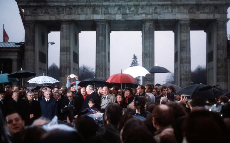 Die Eröffnung des Brandenburger Tores am 22. Dezember 1989 (erste Reihe, l-r): Chef des Presseamtes Hans Klein, DDR-Außenminister Oskar Fischer, Chef des Bundeskanzleramtes Rudolf Seiters, Vorsitzender des DDR-Ministerrates Hans Modrow, evangel. Bischof M