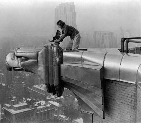 Margaret Bourke-White auf dem Chrysler Building, New York 1930, Photographed for LIFE Magazine.  @ User: kristine - no longer uploading, Chrysler Building, New York 1930, 07.12.2010. Quelle: Flickr (CC BY-NC 2.0)