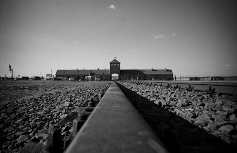 Auschwitz-Birkenau  ©User: Bill Hunt, Auschwitz-Birkenau, 12.02.2011. Quelle: Flickr (CC BY 2.0)