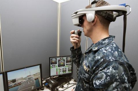 Ein U.S. Navy Offizier testet einen virtuellen Schiffssimulator.  © User: Official U.S. Navy Page, An officer tests a virtual shipboard trainer, 21.11.2012. Quelle: Flickr (CC BY 2.0)