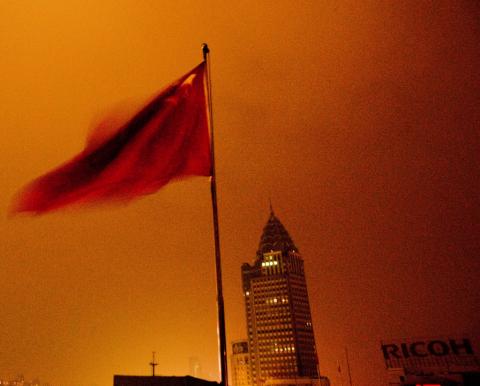 Chinesische Flagge über Shanghai