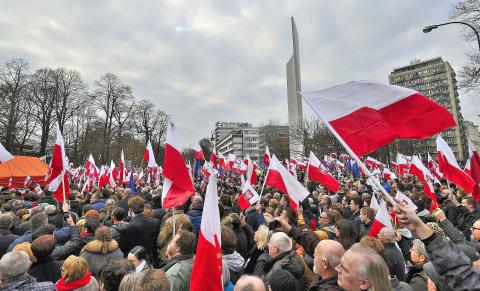 Eine vom „Komitee zur Verteidigung der Demokratie“ (Komitet Obrony Demokracji, KOD) organisierte Demonstration vor dem Sejm in Warschau im Dezember 2015. Foto: Adrian Grycuk, Wikimedia Commons, CC BY-SA 3.0 PL