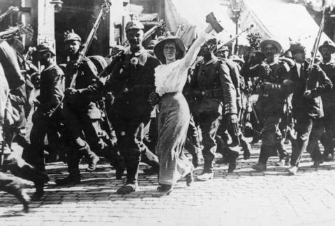 Foto: Der Auszug deutscher Soldaten aus ihrer Garnisonsstadt, Mobilmachung 1. Weltkrieg am 1. August 1914.  Quelle: Wikimedia Commons. Bundesarchiv: Bild 183-25684-0004. Lizenz: CC BY-SA 3.0 DE.