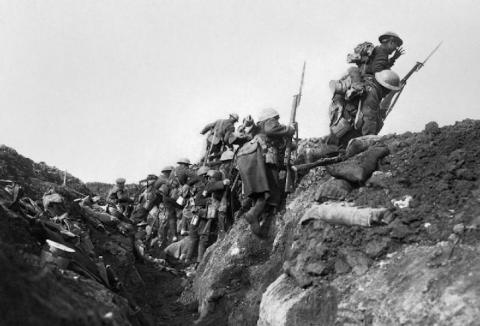 Zu Beginn der Schlacht an der Somme 1916 sollen britische Truppen den Graben verlassen haben. Das Foto wurde jedoch während einer Übungseinheit von Ivor Castle aufgenommen.