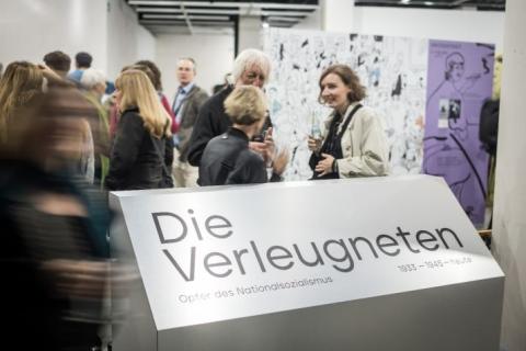 Gäste bei der Ausstellungseröffnung, Foto Marko Priske ©