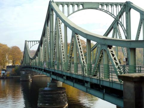 Glienicker Brücke im Jahr 2012. Zwischen 1962 und 1986 wurden hier drei Mal hochrangige Agenten aus der Sowjetunion und den USA gegeneinander ausgetauscht.  Foto: Manfred Brückels (Wikimedia Commons; CC-BY-SA 3.0 DE)