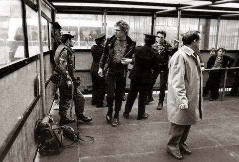 Paul Simonon (l.) und Joe Strummer (r.) von The Clash an einem Checkpoint in Belfast, Oktober 1977. 