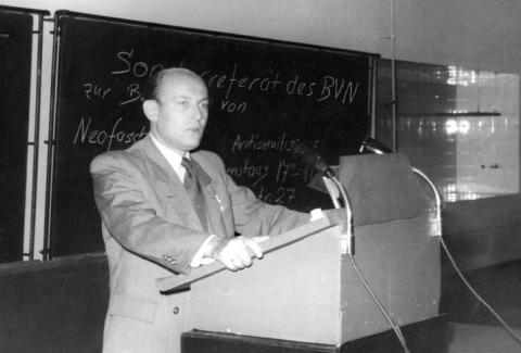 Veranstaltung des BVN an der Technischen Universität Berlin. Auf der Tafel ist Werbung für das „Referat N“ erkennbar, West-Berlin 1953