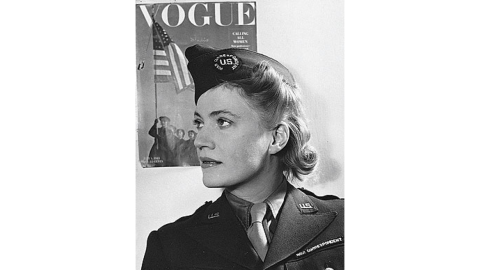 Lee Miller in Uniform, London, 1944. © David E. Scherman/United States Army Signal Corps Quelle: Wikimedia Commons/U.S. military or Department of Defense (public domain), User: Telrúnya, Datei: David_E_Scherman-_Lee_Miller_1944.jpg, Upload: 19:46, 19.3.13